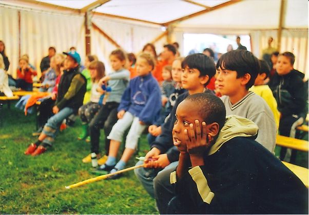 auftritte - bew�hrter k�nstlerInnen - hier kinder beim staunen