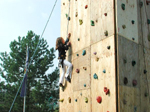moderne sport- und spielger�te - gut gesichert nach oben - hier kind an der kletterwand bei eigenheim & garten in bad vilbel