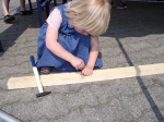 holz-workshop bei eigenheim & garten in bad vilbel - hier kreatives m�dchen ins handwerk vertieft