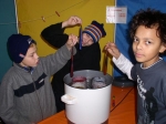 workshops - aktivierende kinderbetreuung  mit handfestem lerneffekt - hier kerzen-workshop beim waldweihnachtsmarkt in wenigh�sbach