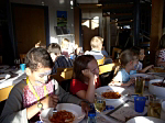 praktische workshops, sport und spiel - hier kinder bei der essensbetreuung im restaurant des golfclub aschaffenburg